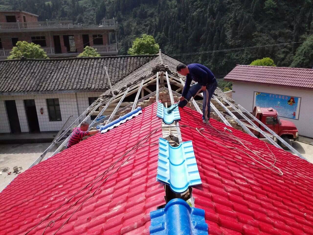 屋面瓦重要保護作用-正脊瓦和斜脊瓦