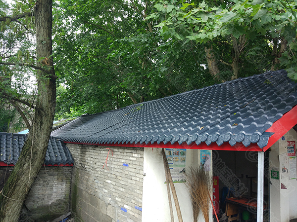 屋頂上的合成樹脂瓦為什么會有響聲?