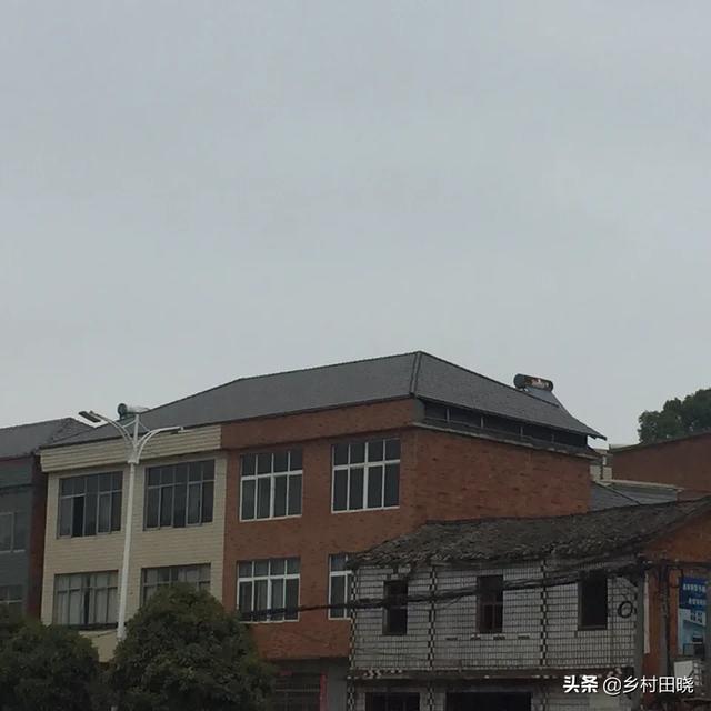農村自建房坡屋頂，用琉璃瓦還是樹脂瓦？看看內行人的經驗分享