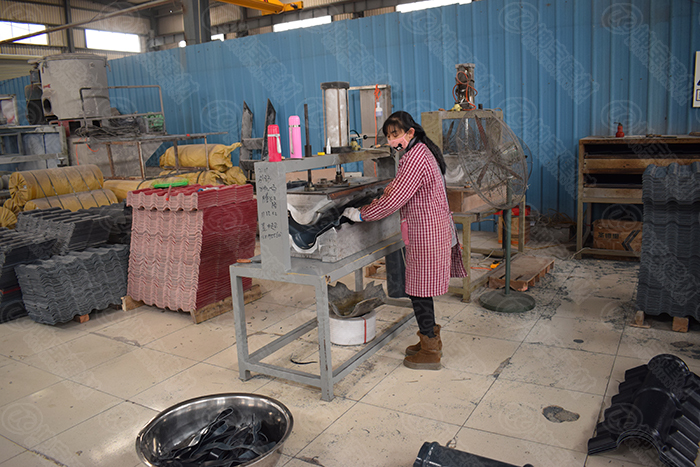 坤寶合成樹脂瓦正脊生產車間