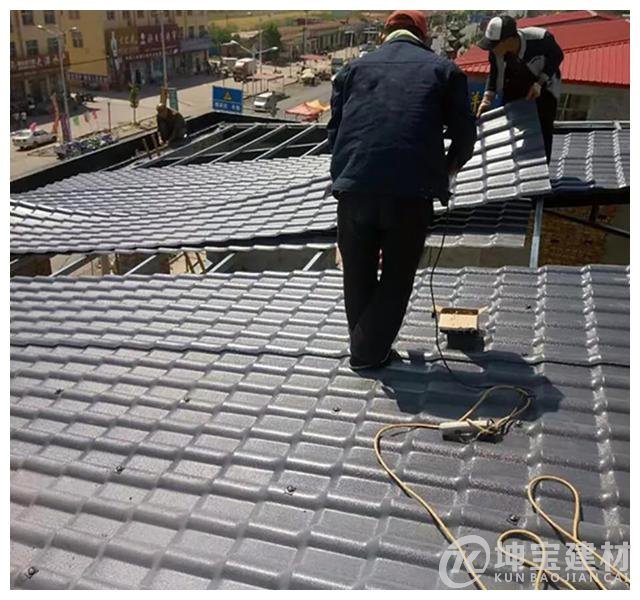 裝修屋頂選彩鋼瓦好還是合成樹脂瓦好？選對了直接節省幾千元