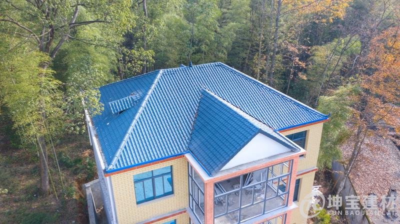 別墅屋頂樹(shù)脂瓦四面倒水