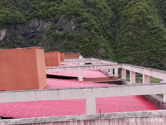 湖北青海關(guān)防鄉(xiāng)九年一貫制學(xué)校教師愛心公寓鋪設(shè)合成樹脂瓦